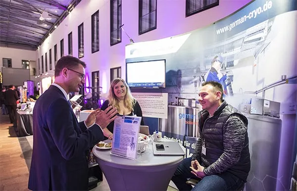 Mitarbeiter*innen von german-cryo im Gespräch