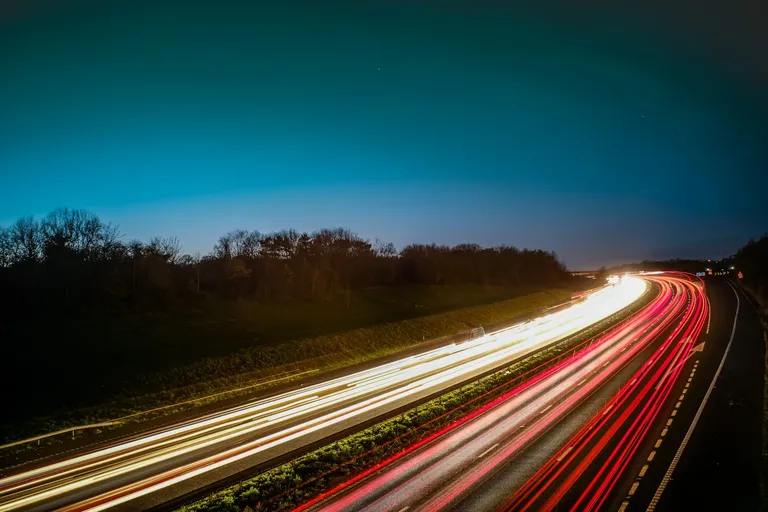 Transport von flüssigem Stickstoff über die Straße bei Nacht