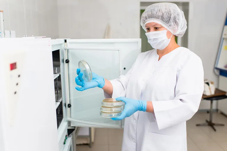 Wissenschaftlerin überprüft Proben im Cryo-Lagersystem